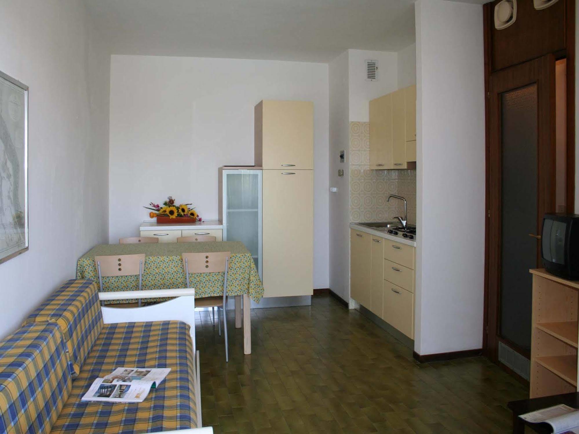 Casa Marina Apartment Линяно Сабиадоро Екстериор снимка