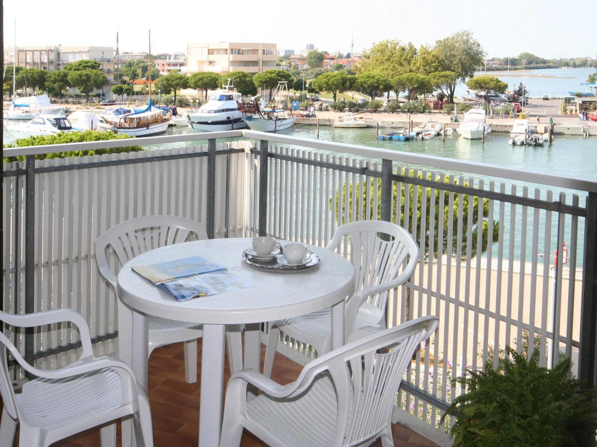 Casa Marina Apartment Линяно Сабиадоро Екстериор снимка
