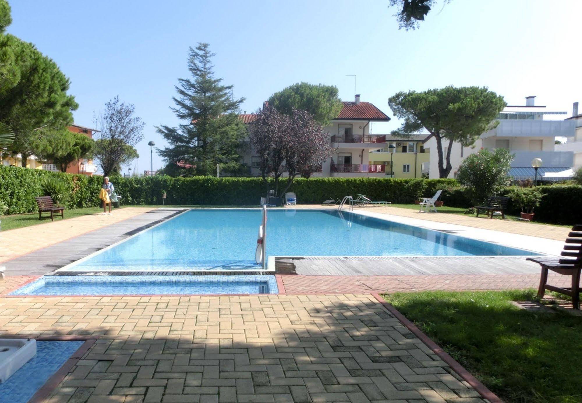 Casa Marina Apartment Линяно Сабиадоро Екстериор снимка